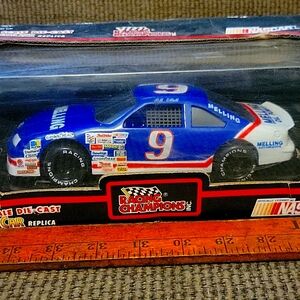 Bill Elliott 1:24 scale die cast stock car replica